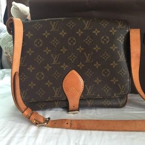 Vintage Auth. Louis Vuitton cross body purse
