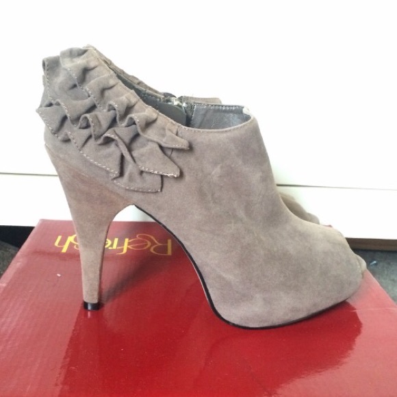 SALE! Adorable Ruffle-Back Peep-Toe Pumps