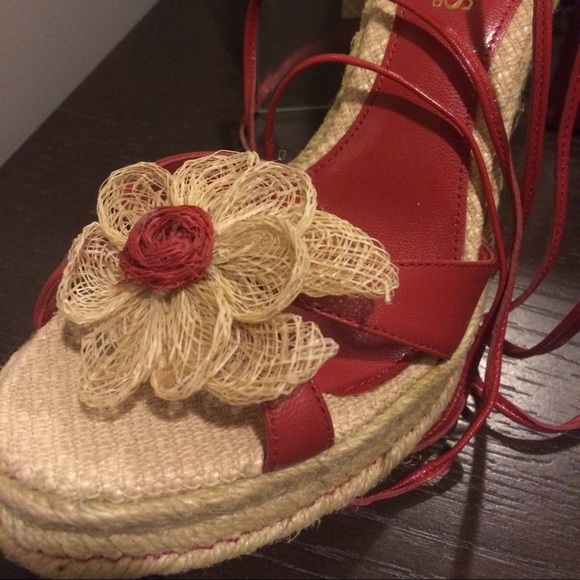 New red Charles David platform size 6