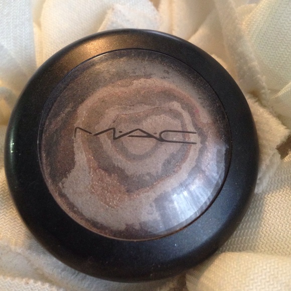 MAC EARTHLY MINERALIZE EYE SHADOW