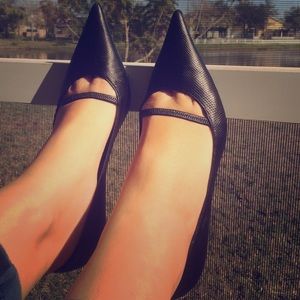 Authentic Cole Haan G series black leather pumps