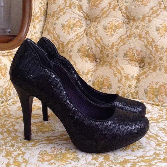 Black sequined pumps - Picture 1 of 3