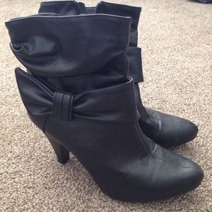 Black shirt boots with bow