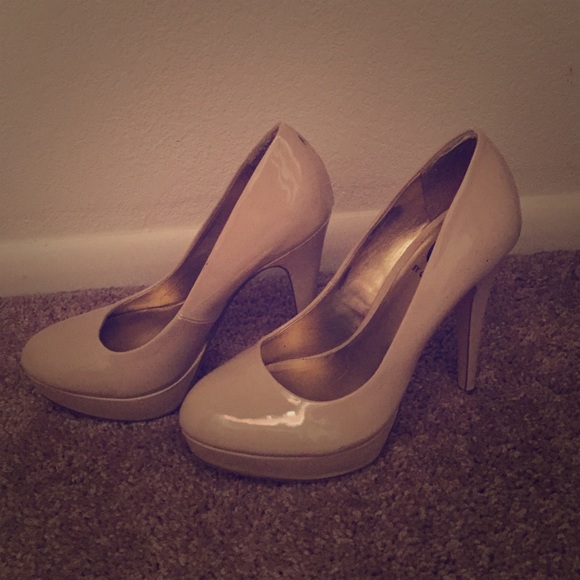 Nude G by Guess Pumps