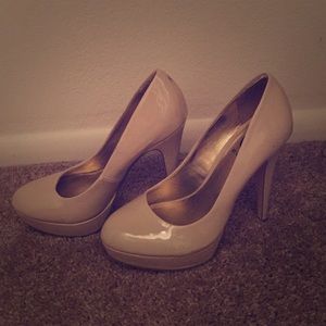 Nude G by Guess Pumps