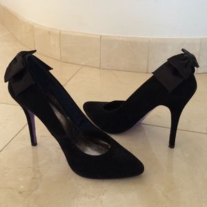 Black suede pumps with bow