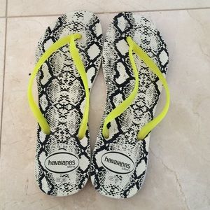 ⭐️Python and neon yellow Havaianas