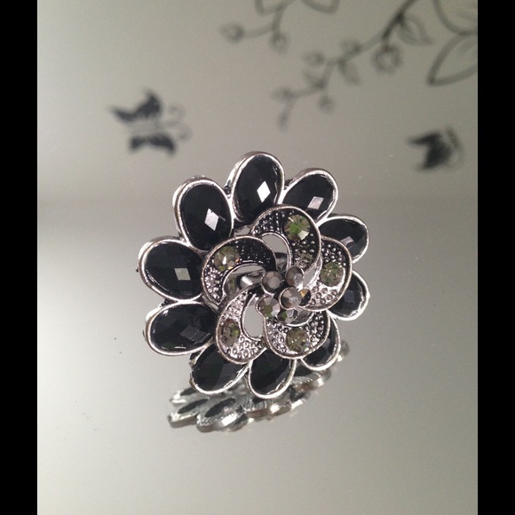 🚫moving sale💍 black &silver rhinestone ring