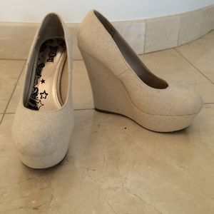 ⭐️Cream canvas wedges