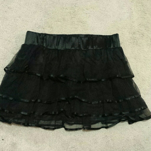Black ruffled short skirt