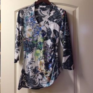Flattering silhouette top. I.Q. Paris.