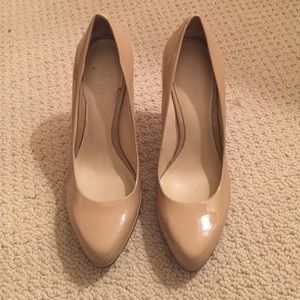 Nine West nude pumps size 5