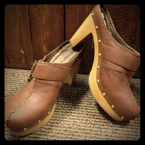BROWN LIBBY EDELMAN HEELED CLOGS