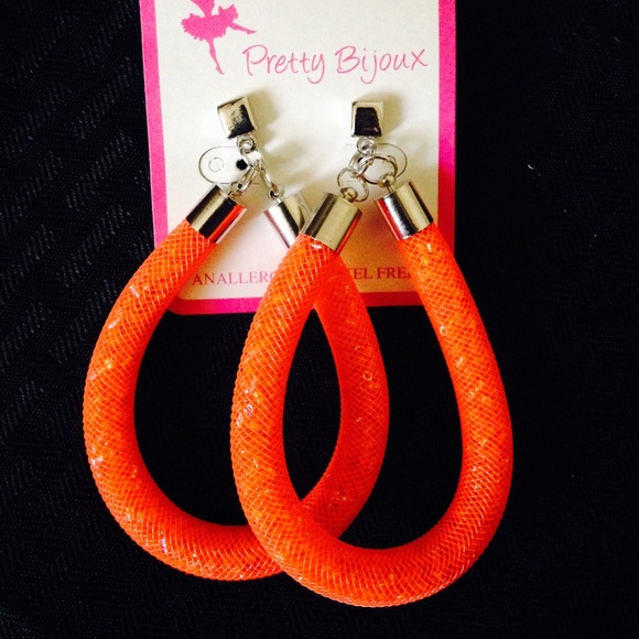 Sassy Earrings for any Spring/Summer outfit!! 😍😍