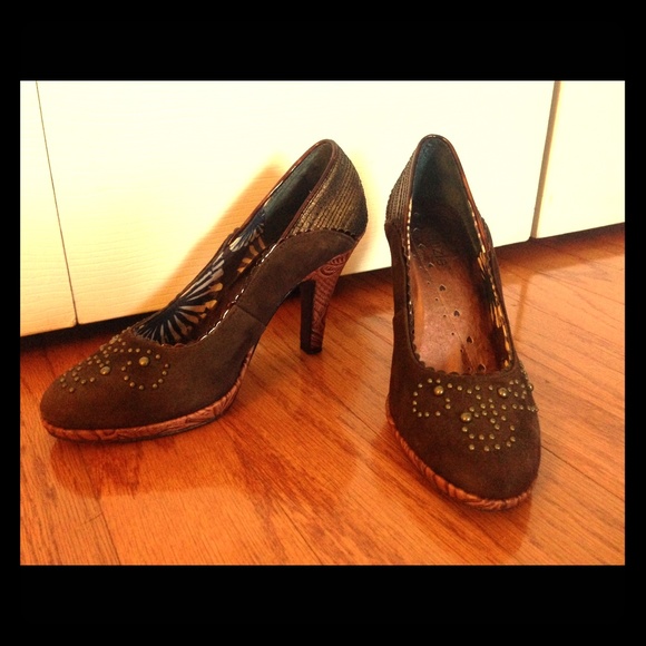 Kenzie Heels! Brown Suede w/ cool detail