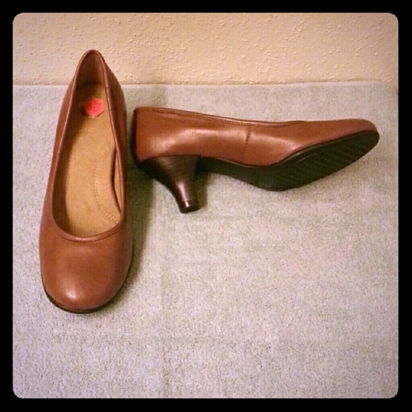 Brown comfy Aerosoles kitten heels.