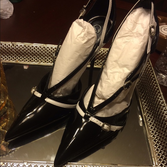Carlos Santana blk white point heels