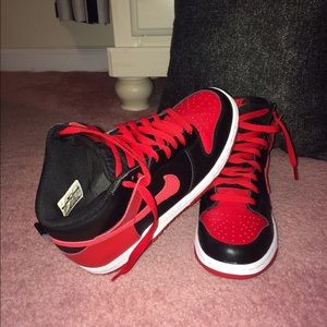 Nike dunk mid black/red