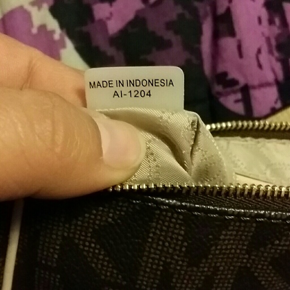 Brown signiture mk  wristlet - Picture 2 of 4