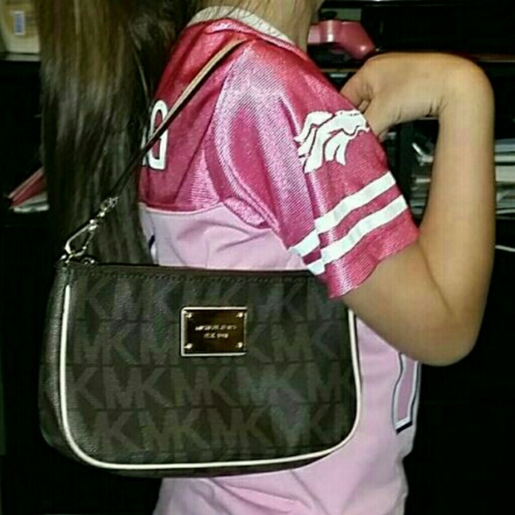 Brown signiture mk  wristlet - Picture 3 of 4