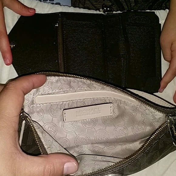 Brown signiture mk  wristlet - Picture 4 of 4