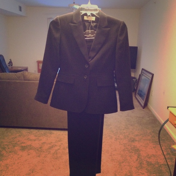 Arthur S. Levine pant suit size 2