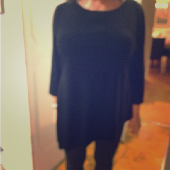 Asymmetrical 3/4 length sleeve travelers top