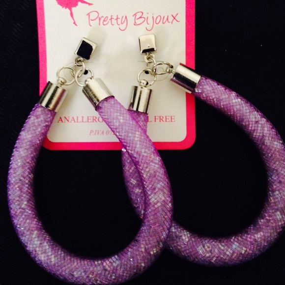 Very cute. Springy sexy earrings 💃❤️🎶
