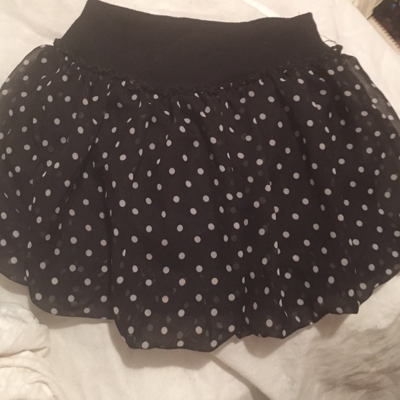 Skirt with black and white poke-a-dots