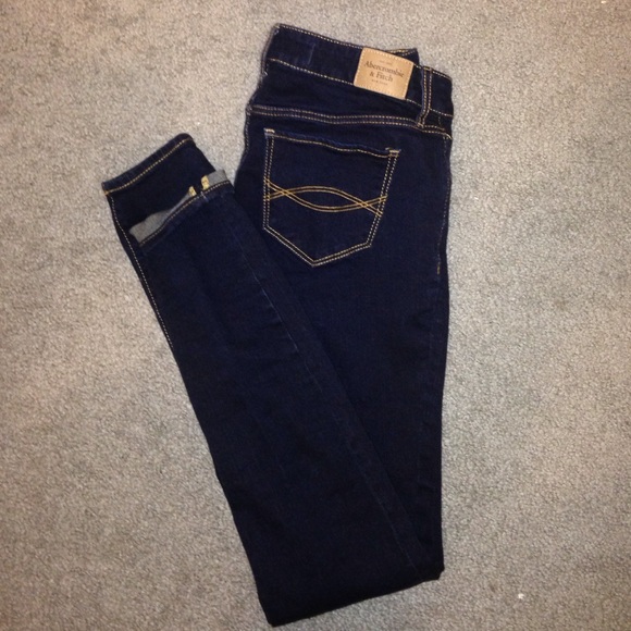 ABERCROMBIE AND FITCH SUPER SKINNY DARK WASH JEAN