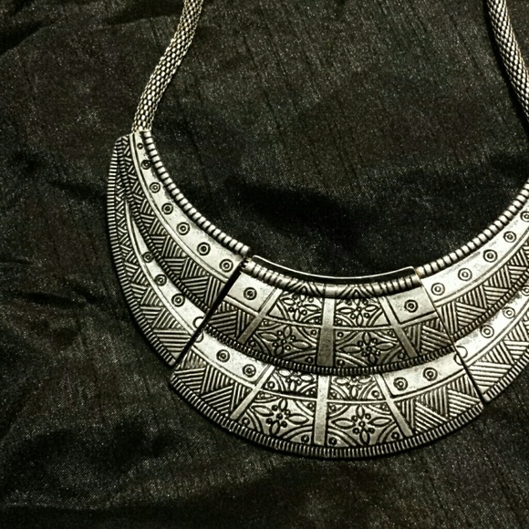 NWT MUDD SILVER NECKLACE WITH DESIGNS - Picture 2 of 2