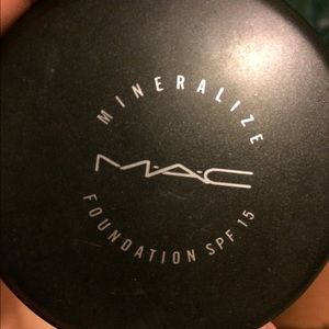 MAC mineralize foundation SPF 15 NC42