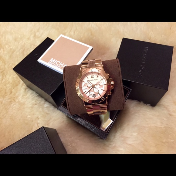 For sale👍💯% Authentic ladies rose gold watch.