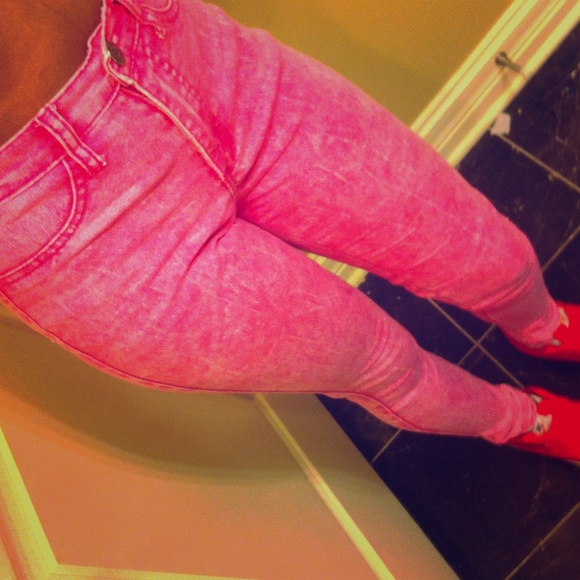 P R E T T Y . P I N K . High waist jeans.