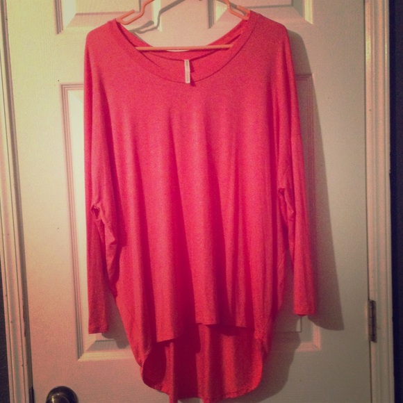 High-low, 3/4 sleeve lounge top.