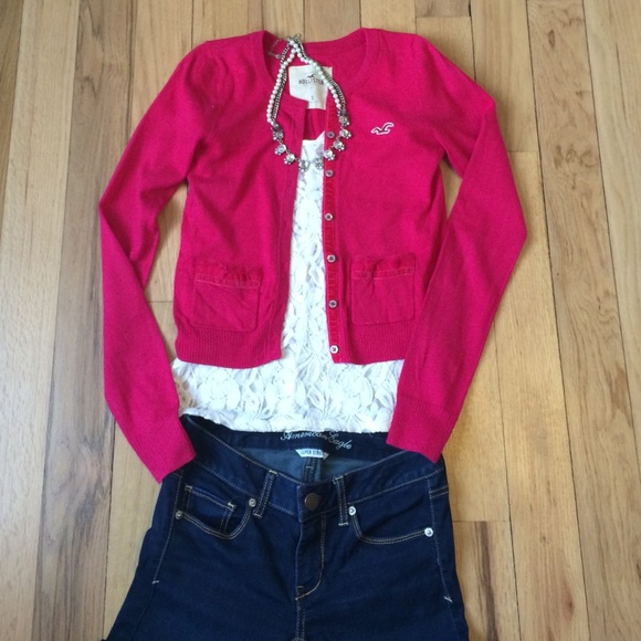 Dark fuchsia pink cropped sweater with ruffles