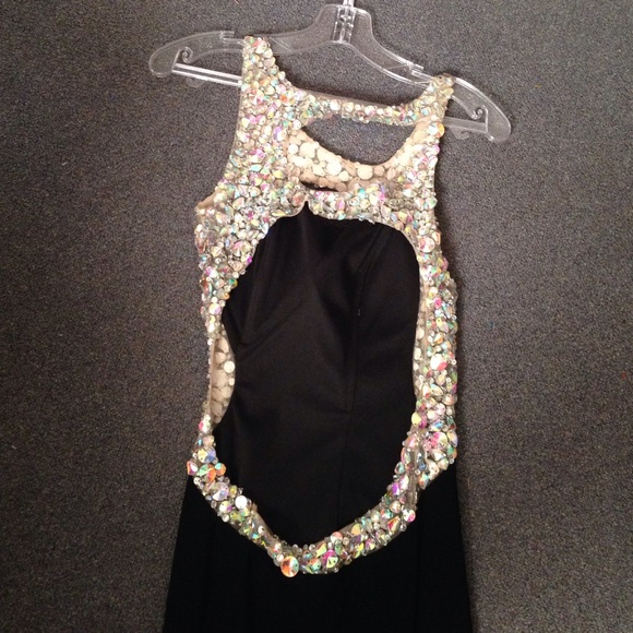 Black jewel in-crested prom dress - Picture 2 of 4
