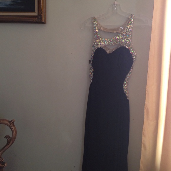Black jewel in-crested prom dress - Picture 3 of 4