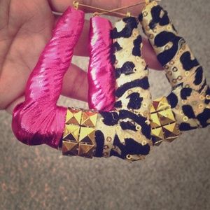 💗 Show up in style in these earrings 💗