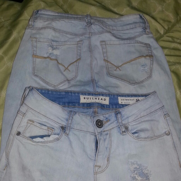 2 pairs of distressedlight washed bullhead jeans.