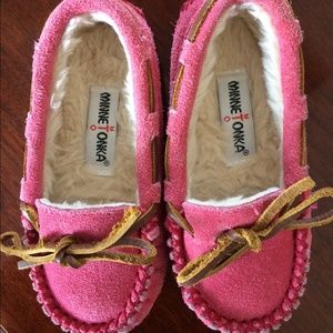 Minnetonka Shoes - SOLD Minnetonka moccasin slippers/shoes. Minnetonka Shoes - SOLD Minnetonka moccasin slippers/shoes.