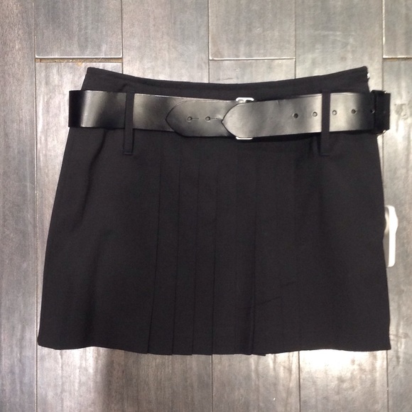 EUC BURBERRY WOOL PLEATED SKIRT