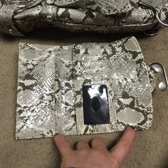 Snake skin Authentic Guess Purse - Picture 4 of 4
