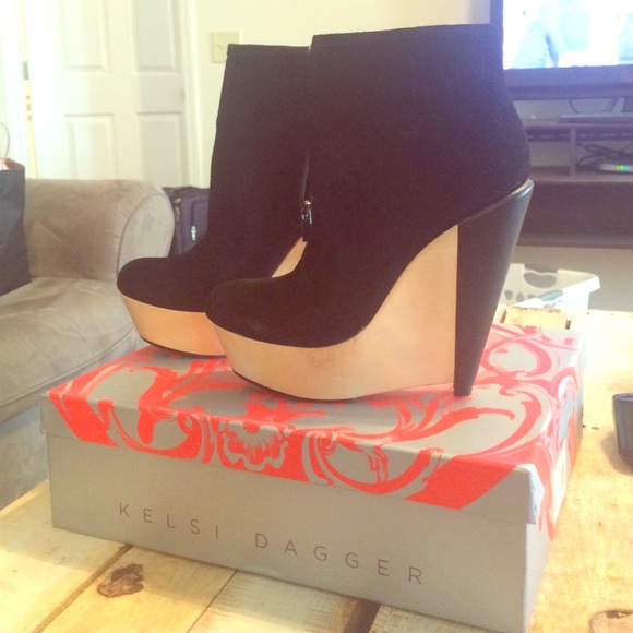 Kelsi Dagger Booty wedge