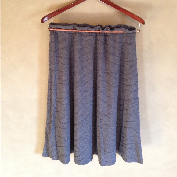 Larry Levine knee length patterned grey skirt
