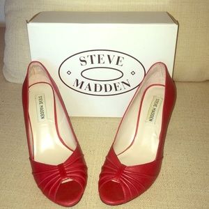 STEVE MADDEN red leather pumps