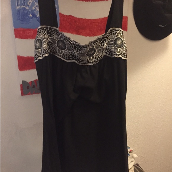 Very cute top with white design