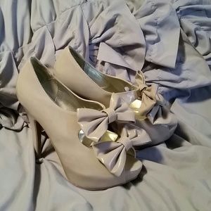 Nude peep toe platform pumps