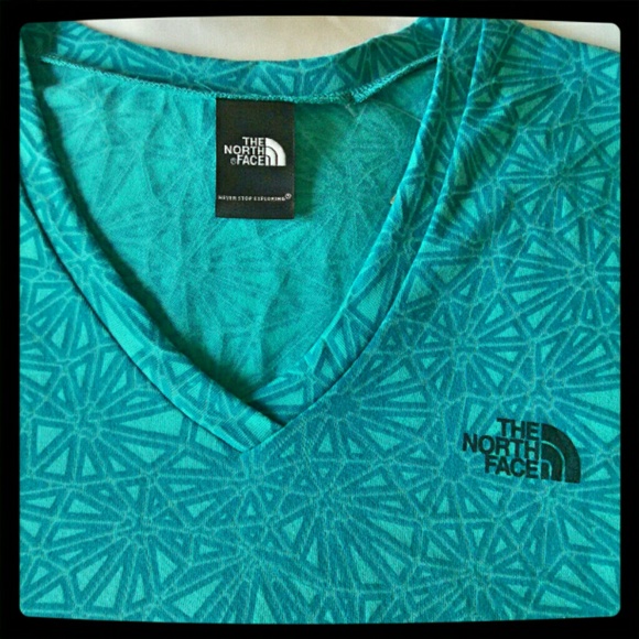 X Small North Face Blue Print V Neck Top NWT - Picture 2 of 2