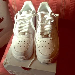 White Nike Air Force 1